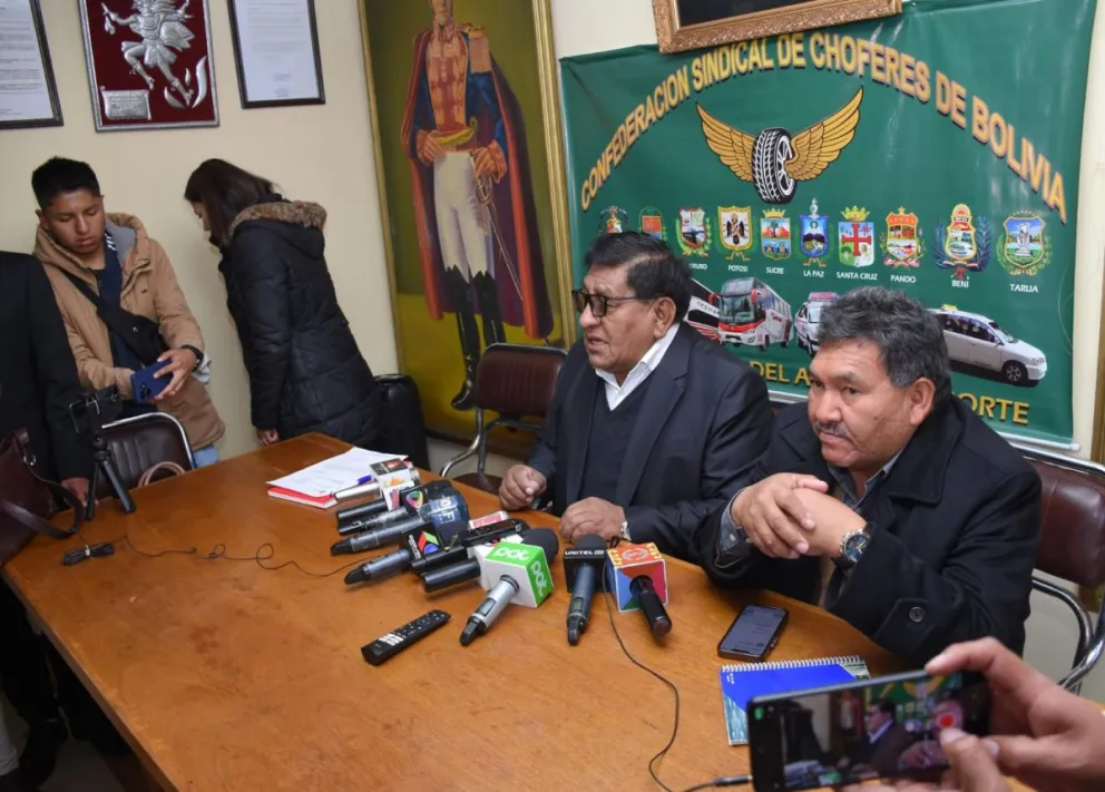 El principal dirigente de la Confederación de Choferes de Bolivia, Lucio Gómez, declara a los periodistas. Foto: APG