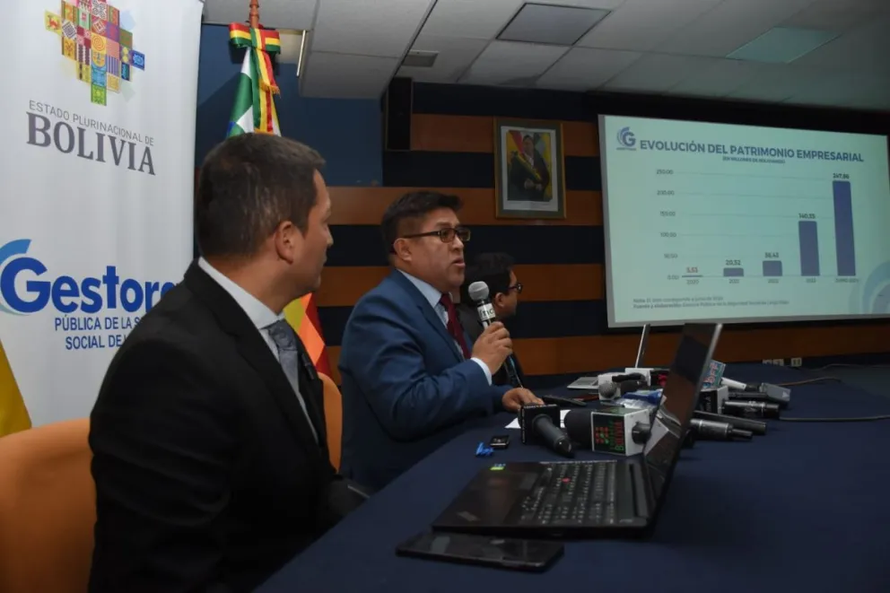 Jaime Durán, gerente de la Gestora Pública, brinda una conferencia de prensa. Foto: APG