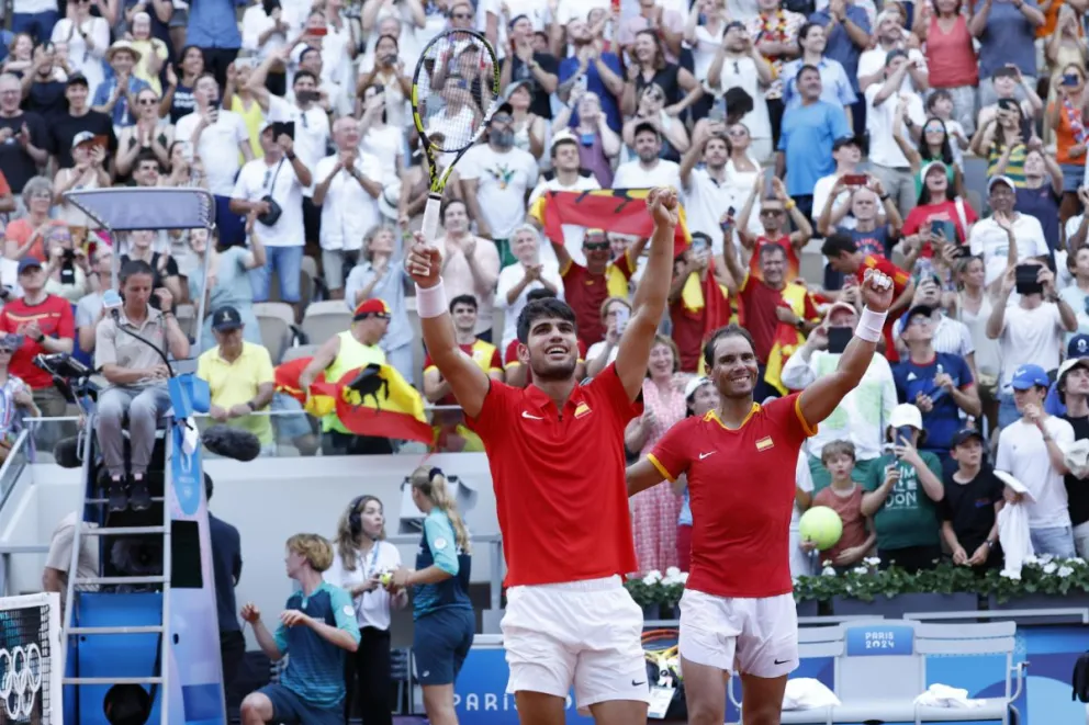 Los españoles Rafa Nadal y Carlos Alcaraz celebran tras imponerse en dobles. Foto EFE
