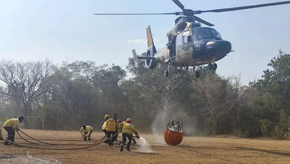 Bomberos forestales se aprestan a combatir el fuego. Foto: RRSS Lucho Arce