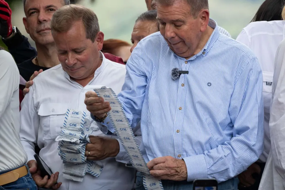 El candidato a la presidencia de Venezuela Edmundo González Urrutia muestra una papeleta del CNE de Venezuela con los resultados de una mesa de votación este martes, en Caracas (Venezuela).  Foto: EFE
