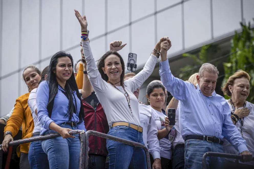 La líder opositora venezolana María Corina Machado abraza al candidato a la presidencia de Venezuela Edmundo González Urrutia este martes en una manifestación de apoyo en Caracas. Foto: EFE
