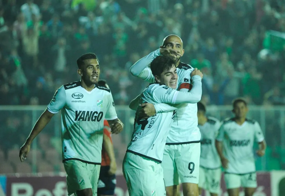 Riquelme y Nacif celebran el único gol del partido ante Wilstermann. Foto APG