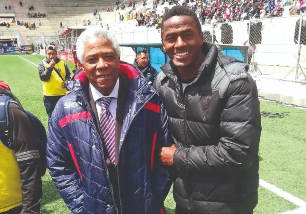 Augusto Andaveris con Francisco Maturana, uno de los entrenadores que admira a nivel internacional. Foto:AA