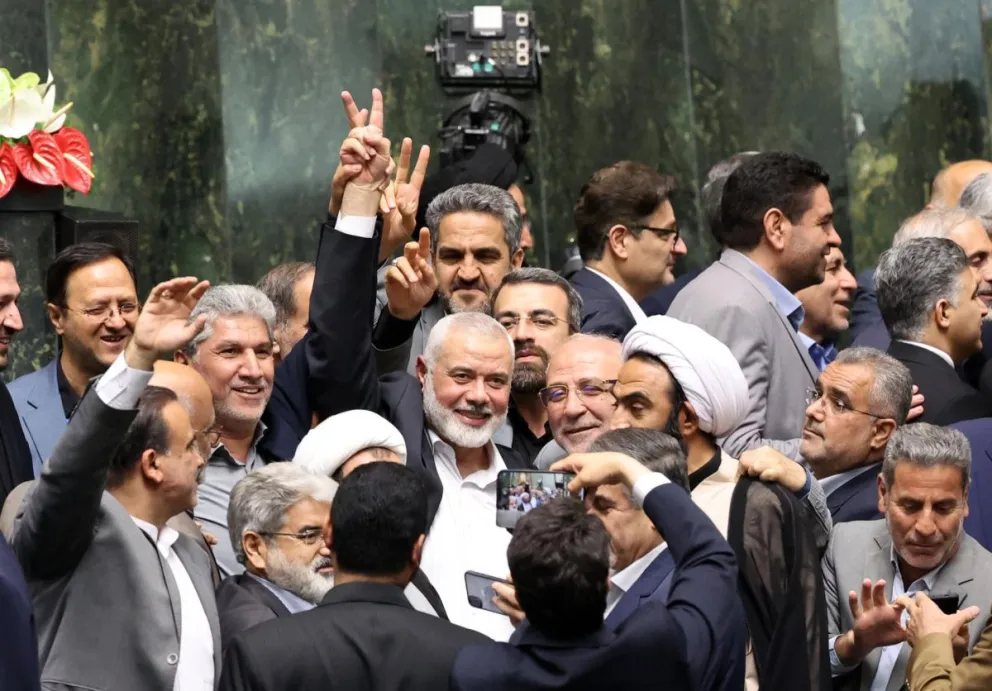 Ismail Haniyeh hace el signo de la victoria rodeado de legisladores iraníes en el Parlamento en Teherán el 30 de julio de 2024. Foto: EFE
