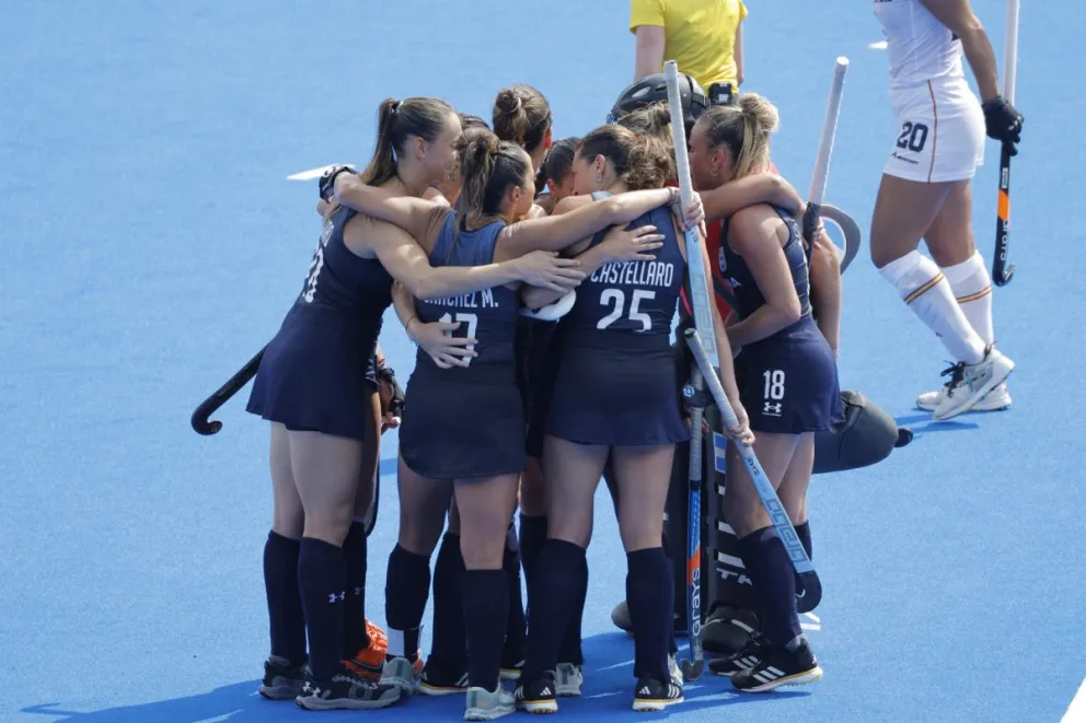 El triatleta español Alberto González (c) cruza la meta en la prueba de triatlón masculino de los Juegos Olímpicos de París 2024. Foto: EFE