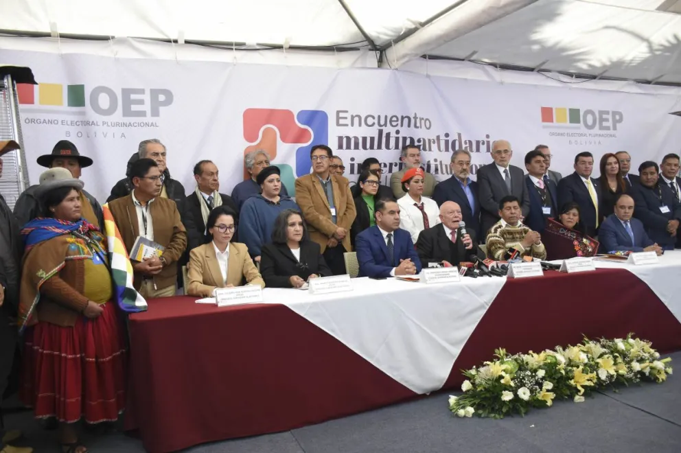 Las autoridades del TSE junto a representantes de organizaciones políticas, el 10 de julio. Foto: APG