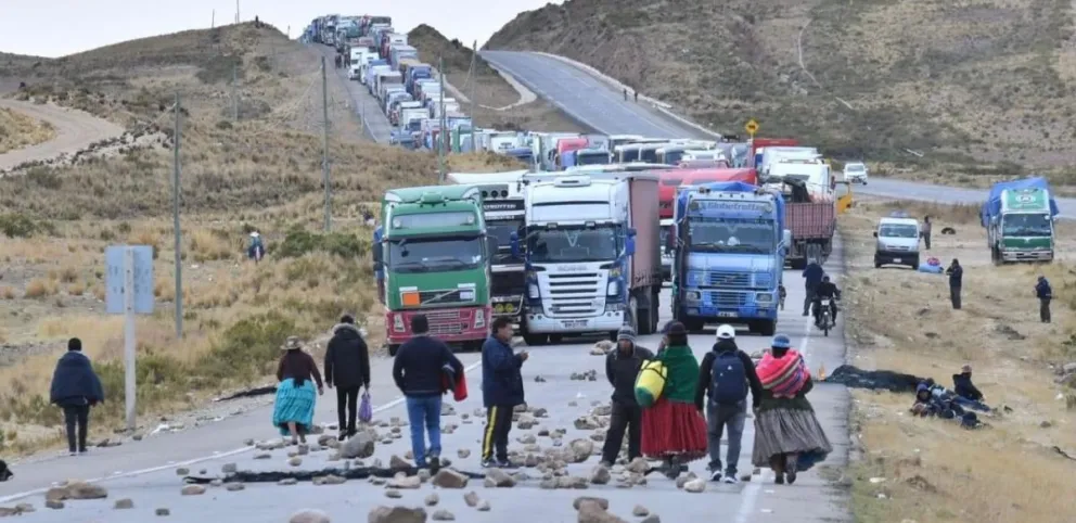 Imagen referencial de un bloqueo de caminos anterior del transporte pesado. Foto Redes sociales.