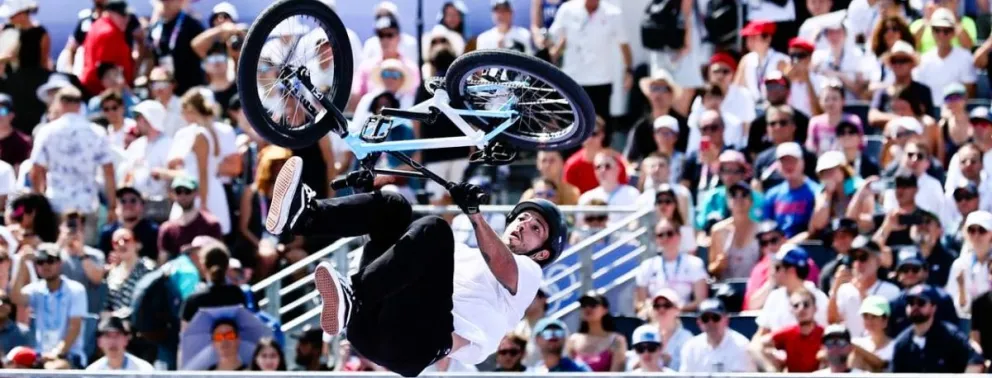 El boliviano José Torres Gil realiza una acrobacia durante la final del BMX freestyle. Foto: COA