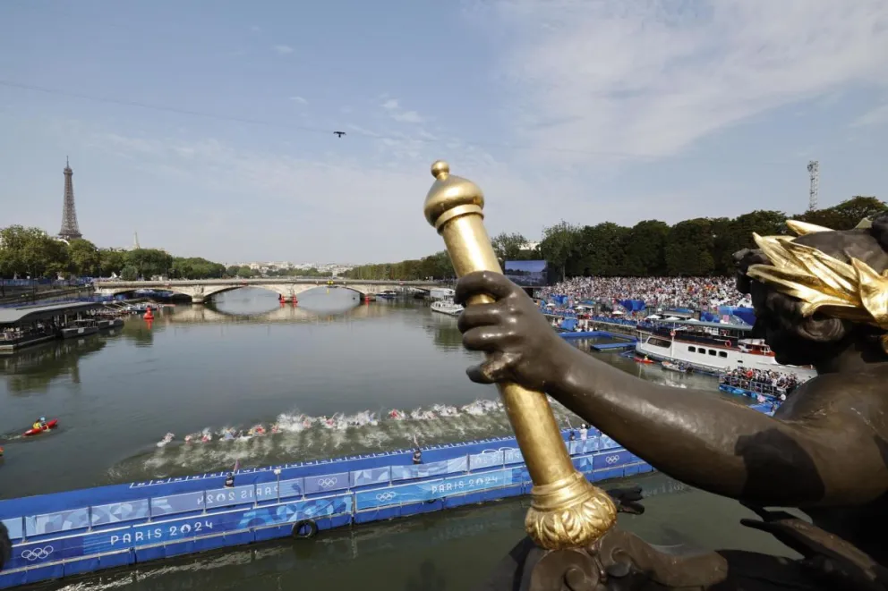 Atletas compiten en las aguas del río Sena en la prueba del triatlón masculino. Foto: EFE