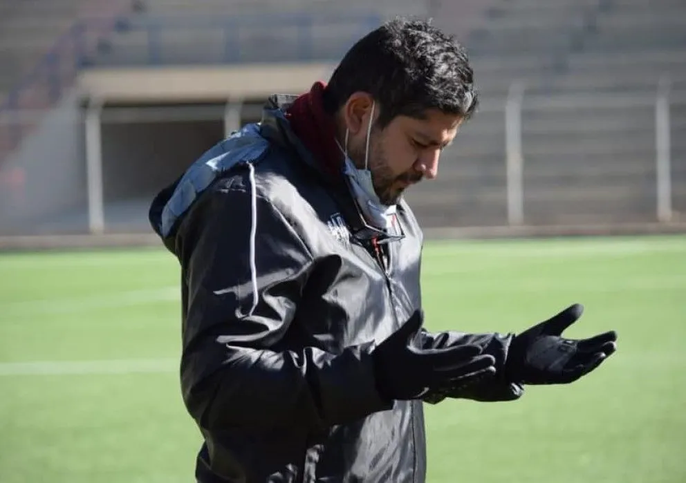 óscar Villegas agradece al creador antes de un entrenamiento. Foto: CAR