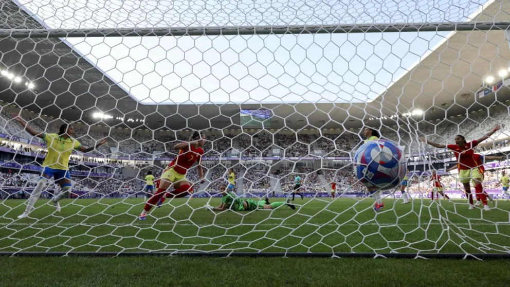 La delantera española Athenea del Castillo (7) anota el primer gol de España ante Brasil. Foto: EFE