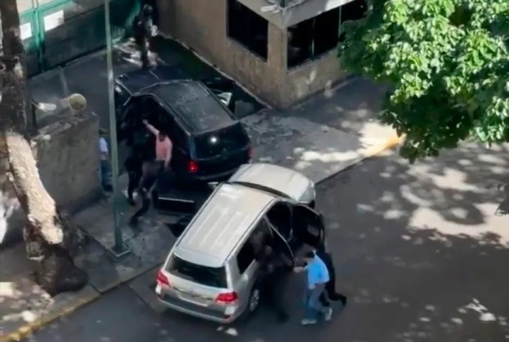 Captura de pantalla tomada de la cuenta en X del periodista Darvinson Rojas Sánchez de la detención del exdiputado opositor de Voluntad Popular Freddy Superlano el 30 de julio de 2024, en Caracas. Foto: EFE