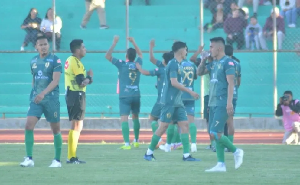 La celebración de los jugadores de Tomayapo por el triunfo sobre Guabirá. Foto: APG