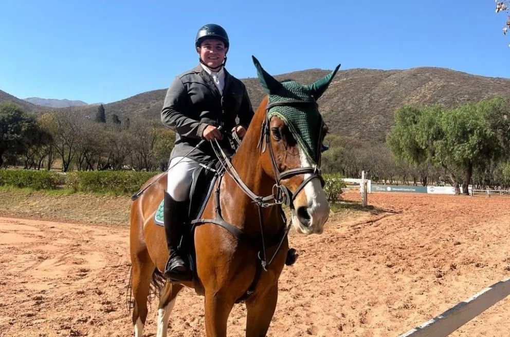 Céspedes y su caballo MLM Santa Ana Cornelius tras ganar en Mayores A. Foto: Mathias Céspedes.
