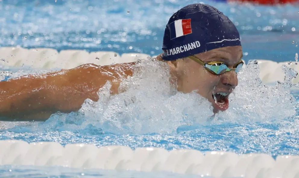 El francés Léon Marchand en la piscina de La Defense Arena en Paris, Francia donde dio muestras de su capacidad. Foto EFE