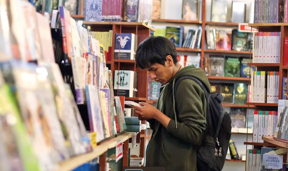 Un visitante revisa uno de los libros expuestos en la FIL paceña del año pasado. Foto: CDLLP