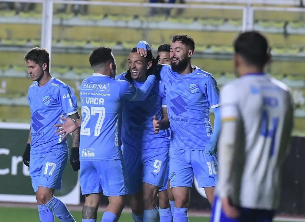 Oviedo (centro) festeja su gol, el primero con Bolívar en el Siles. Foto: APG.