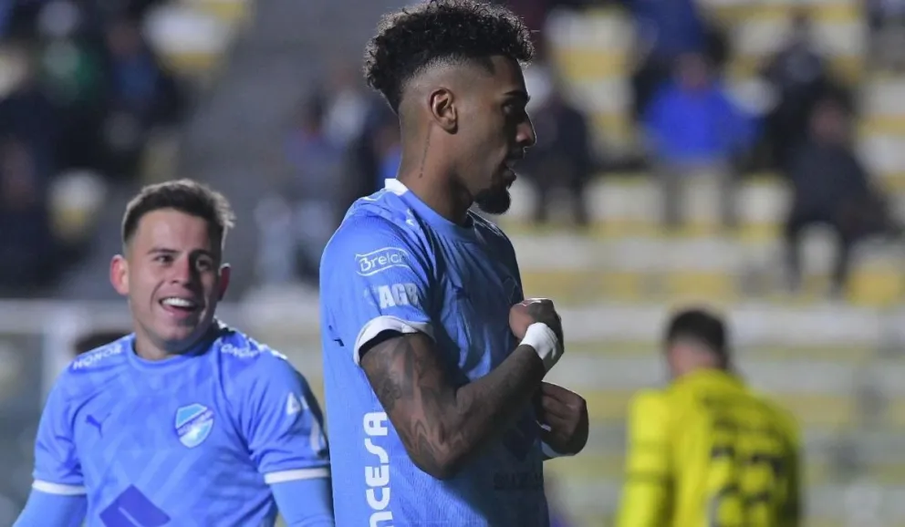 El festejo de Fabio, fue el cuarto de la Academia, detrás lo observa Henry Vaca. Foto APG