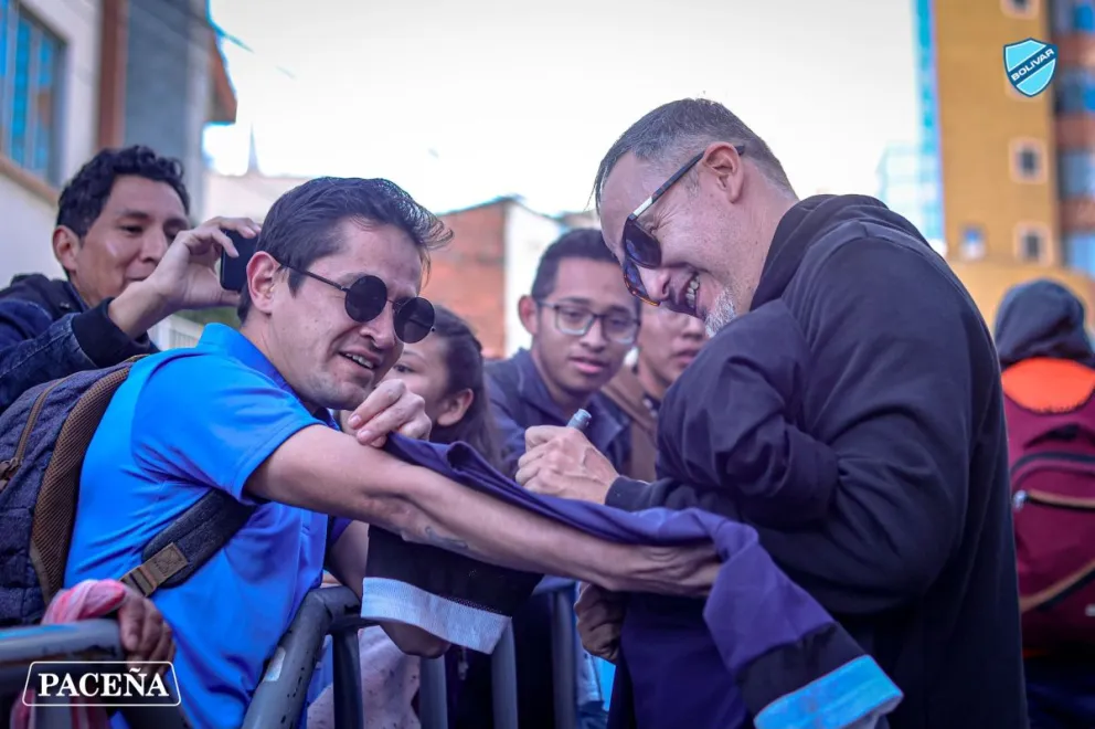 Robatto estampa su rúbrica antes de ingresar al vestuario. Foto Bolívar