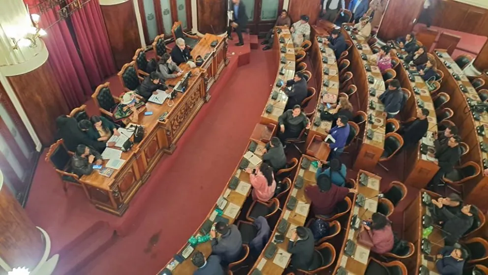 La sesión se reinstaló durante la noche, en la antigua Cámara de Diputados. Foto: DTV