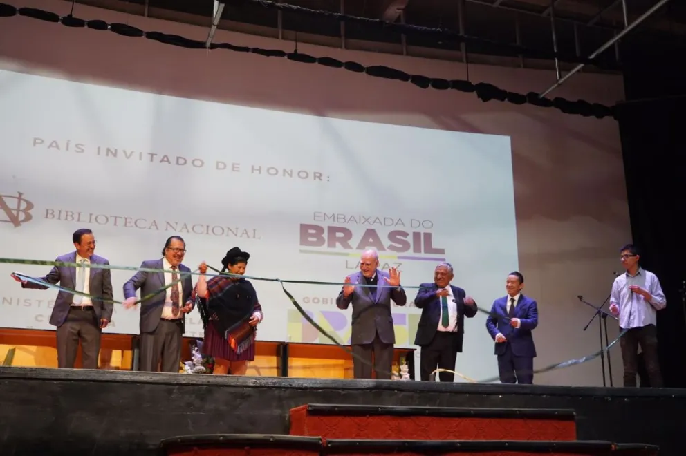 Corte de la cinta en el acto inaugural.   FOTO: Jorge Soruco / Visón 360