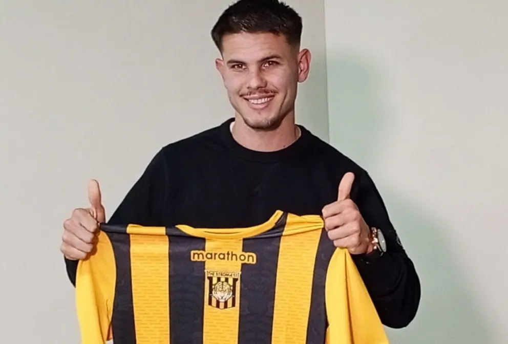 El atacante uruguayo Sebastián Guerrero posa con la casaca atigrada, a poco de su arribo. Foto The Strongest