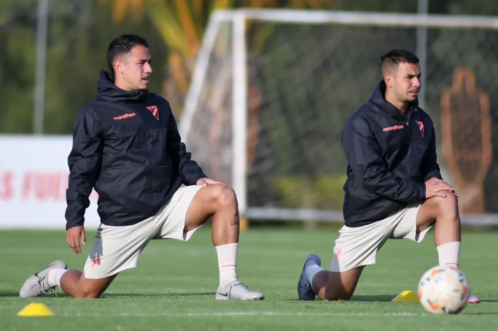 Marcelo Suárez y Robson Matheus en uno de los últimos entrenamientos, ambos son claves en el "millonario". Foto Always Ready