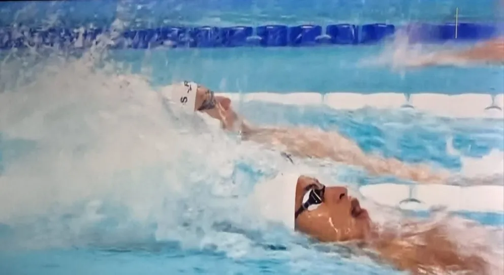 Núñez del Prado (der.) en plena competencia de los 200 combinado individual. Foto: Captura de pantalla.