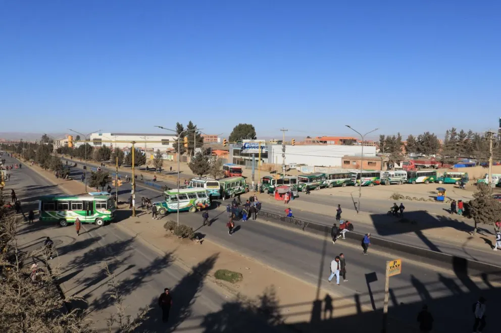 Micros bloquean una avenida en El Alto. Foto: APG