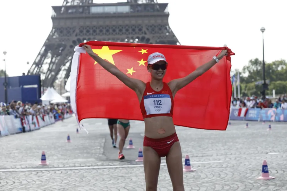 La china Jiayu Yang celebra el oro en la prueba de los 20km marcha. Foto: EFE.