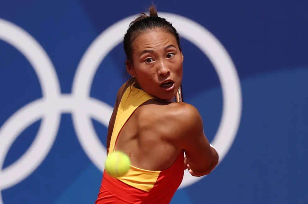 La tenista china Quinwen Zheng devuelve la bola a la polaca Iga Swiatek. Foto: EFE.