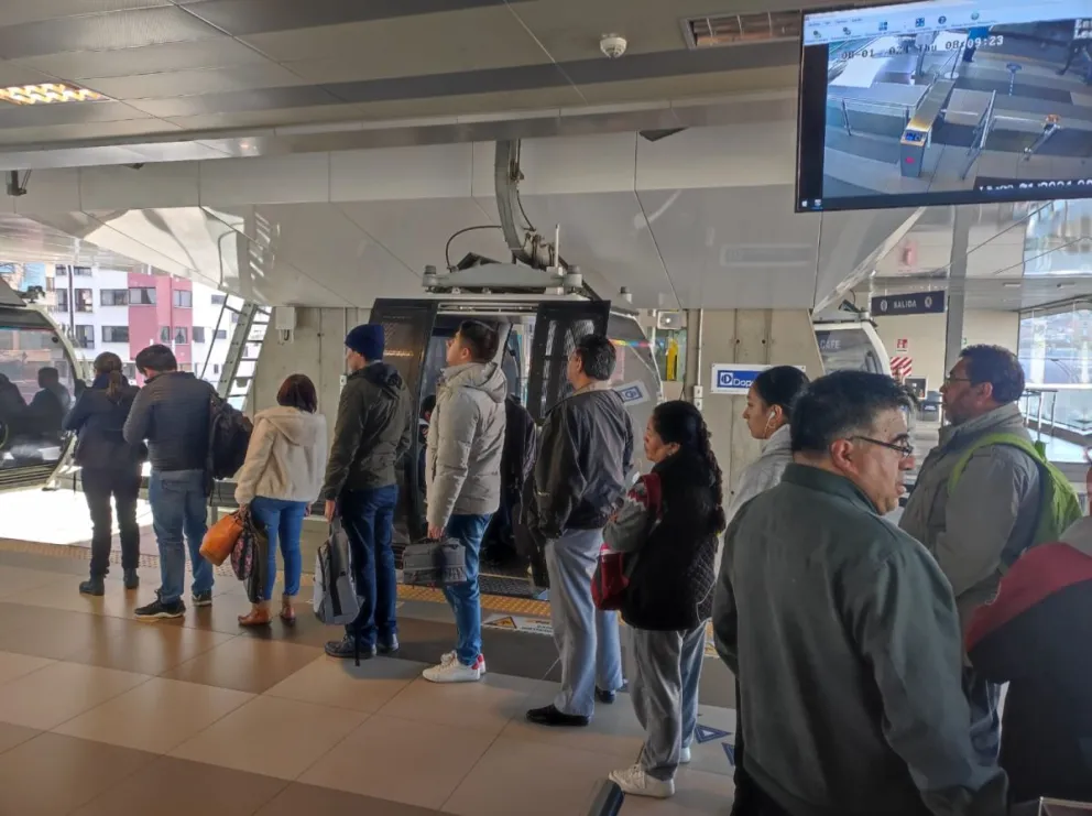 Filas en la línea Blanca del teleférico en la avenida Busch. Foto: Marco Bonilla / Visión 360