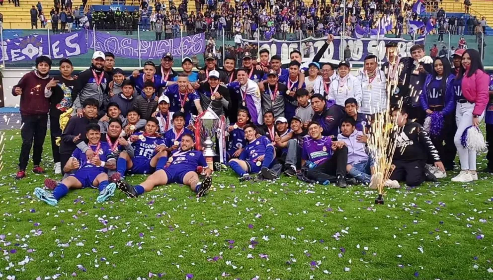 Jugadores de Real Potosí festejan el título que consiguieron en el torneo de su asociación. Foto: club Real Potosí