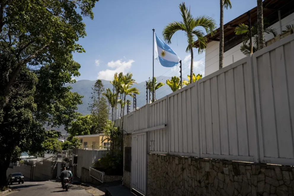 La sede de la embajada de Argentina en Caracas. Foto: EFE