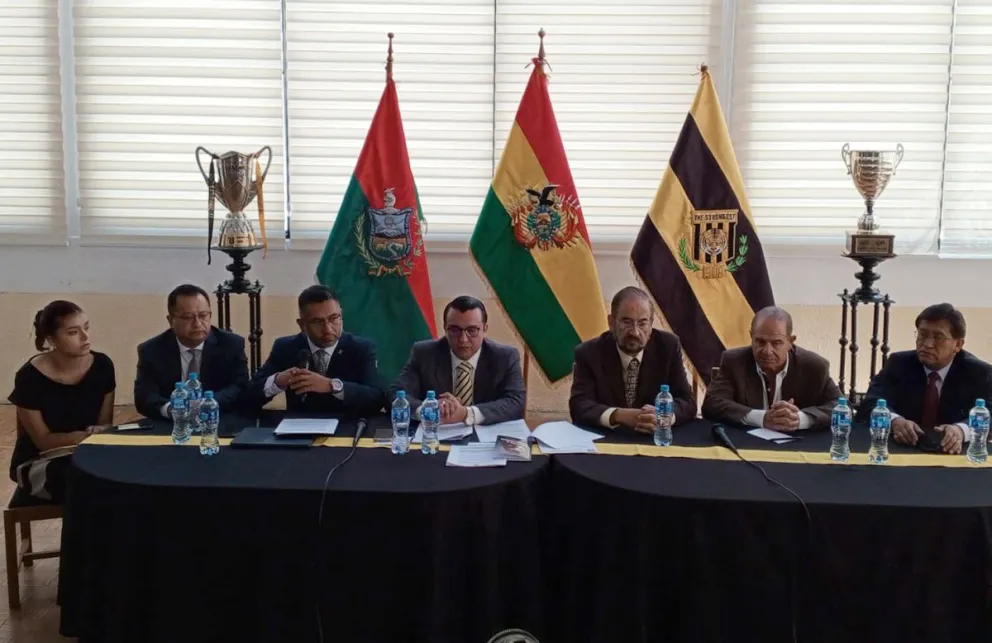 Integrantes de la comisión que se encargó de la reformulación de los estatutos y miembros del Tribunal de Honor durante la conferencia de prensa. Foto: club The Strongest