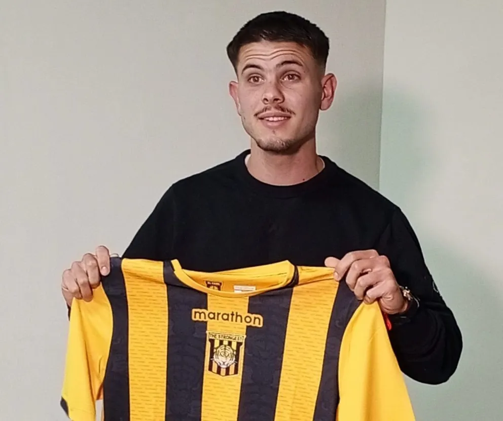 Sebastián Guerrero muestra la camiseta del Tigre en el aeropuerto de El Alto: Foto: club The Strongest