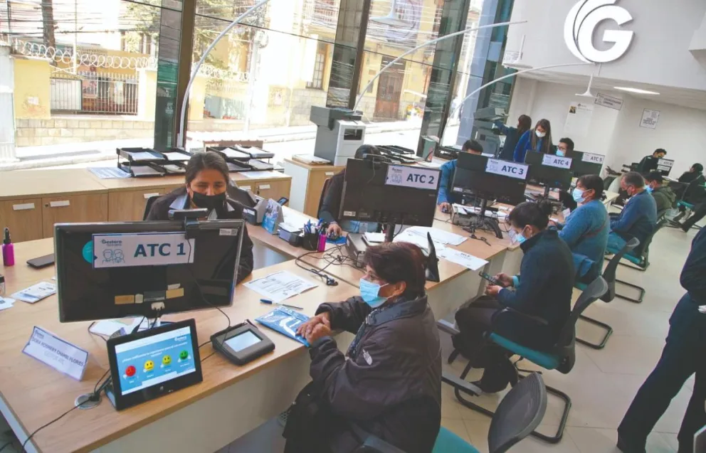 Personas de todas las edades acuden a la Gestora.  Foto: ABI