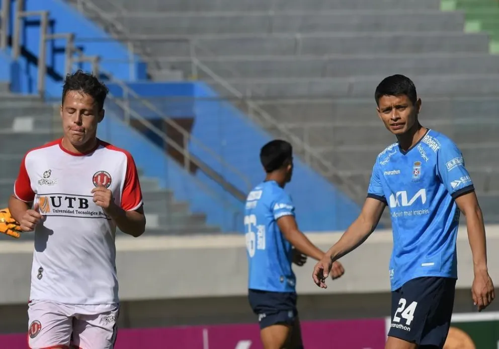Daniel Camacho (izq.), de Universitario, celebra su conquista, la única del triunfo sobre Blooming. Foto: APG