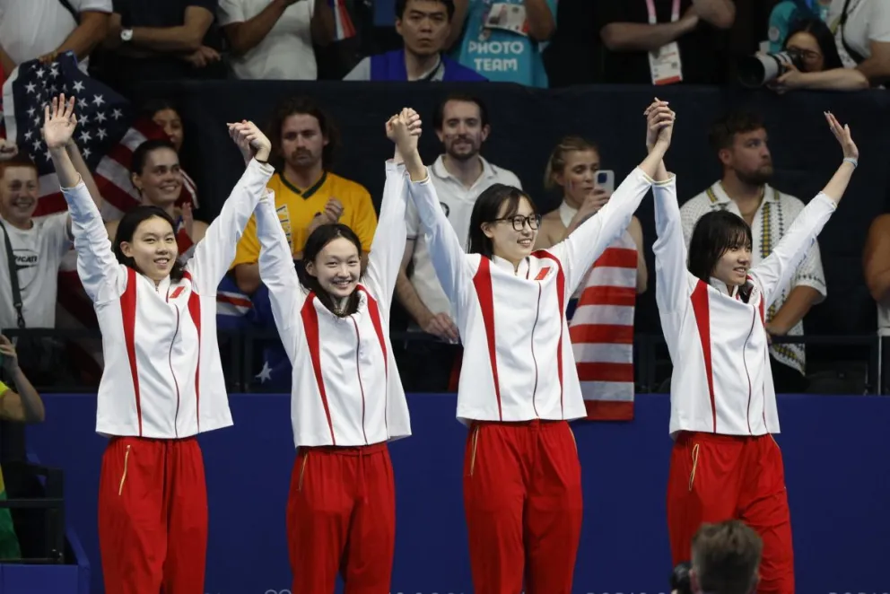China con el bronce al pecho en la piscina de La Defense Arena en París, Francia. Foto EFE