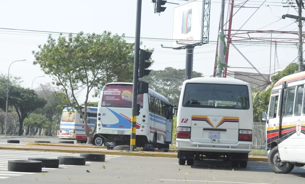 Buses bloquean una vía en una ciudad capital en la jornada de movilización en demanda de diésel. Foto: APG.