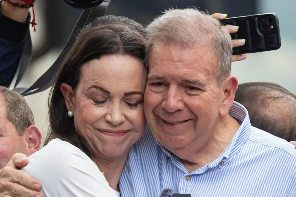 La líder opositora venezolana María Corina Machado abraza al candidato a la presidencia de Venezuela Edmundo González Urrutia en una manifestación de apoyo este martes, en Caracas. Foto: EFE