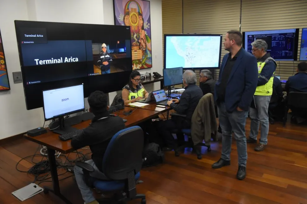 Autoridades de Gobierno informan sobre el abastecimiento de combustible desde el Centro de Monitoreo en la Casa Grande del Pueblo. Foto: APG.