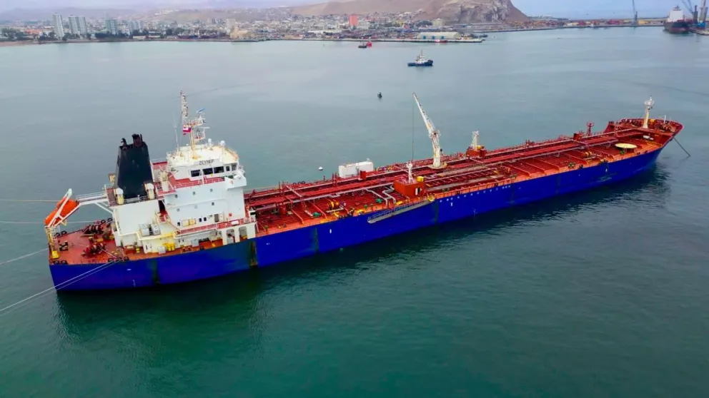 Uno de los barcos con combustible para Bolivia. Foto: YPFB