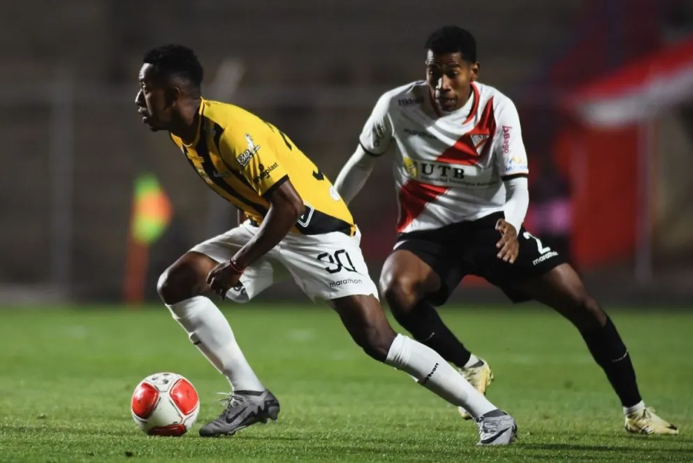 Jaime Arrascaita y Diego medina luchan por el control del esférico. Foto CAR