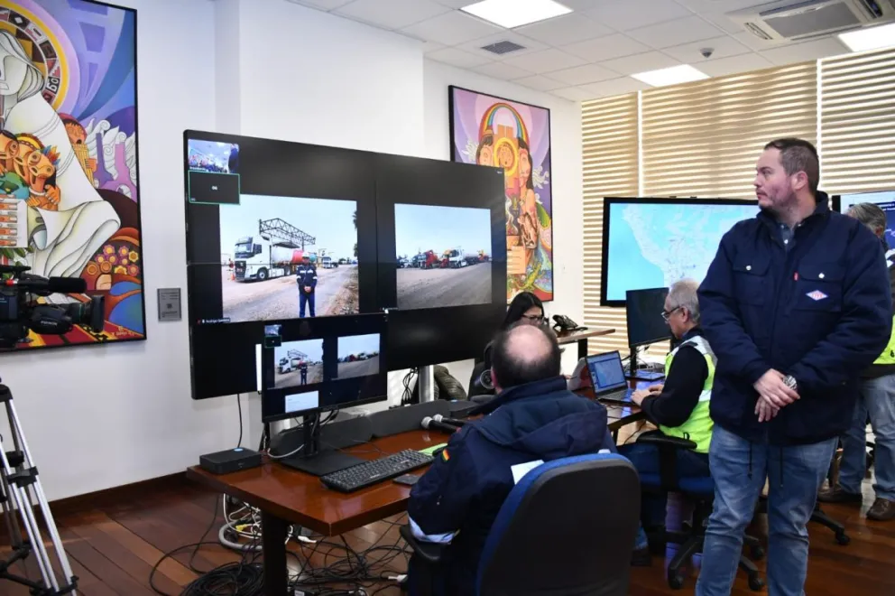Armin Dorgathen en el "centro de comando" para traer combustible de Chile. Foto: APG