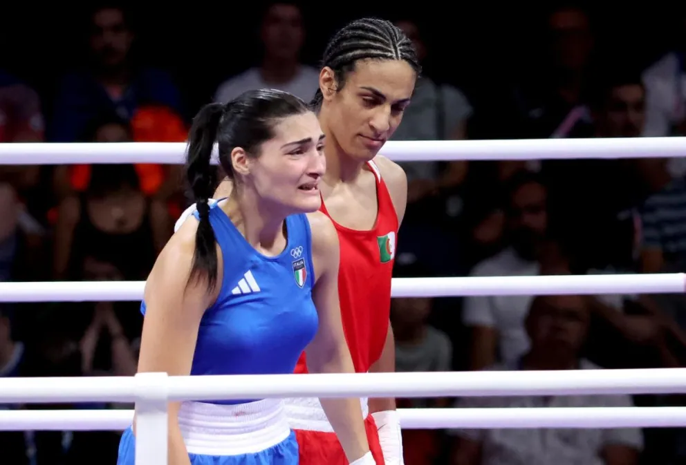 Angela Carini (i) de Italia abandona su pelea en las eliminatorias femeninas de 66 kg contra la argelina Imane Khelif de las competiciones de boxeo en los Juegos Olímpicos de París 2024. Foto EFE