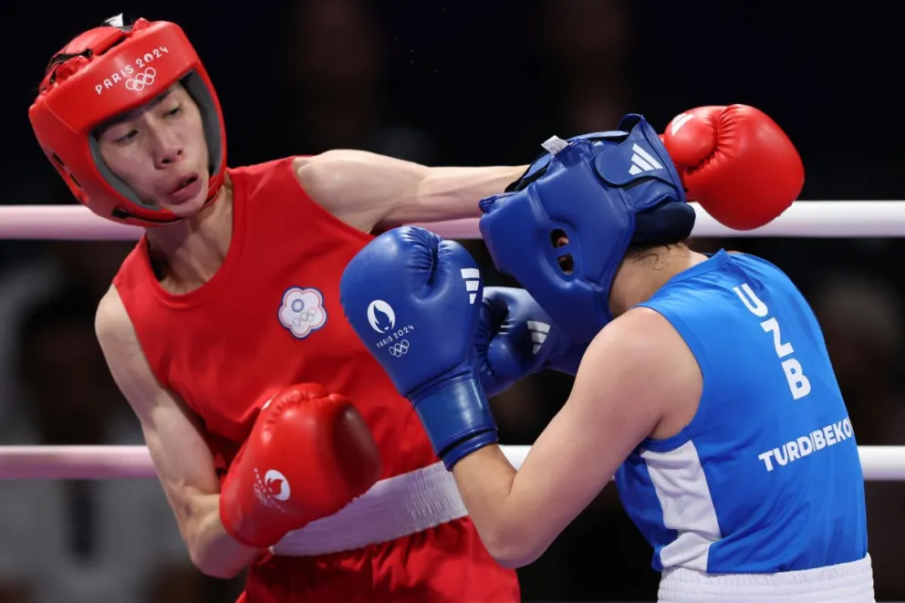 La boxeadora Yu Ting Lin (rojo), de Taipei, se enfrenta a la uzbeca Sitora Turdibekova durante su combate de boxeo femenino de 57kg de los Juegos Olímpicos de París 2024 este viernes. Foto EFE