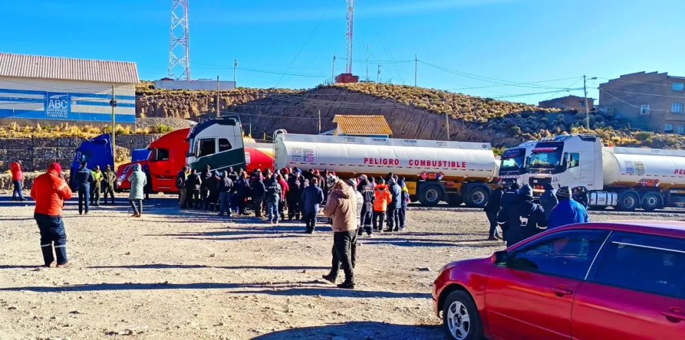 Camiones bloquen al paso fronterizo a Chile, Tambo Quemado. Foto: YPFB