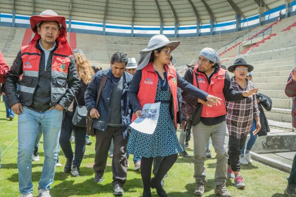 Eva Copa, alcaldesa de El Alto, en una inspección anterior al estadio Municipal El Alto de Villa Ingenio. Foto: Alcaldía El Alto. 